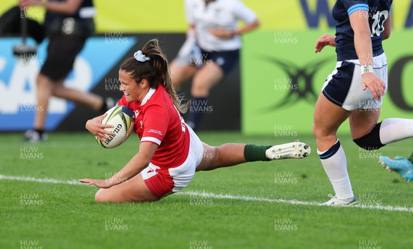 091022 - Wales v Scotland, Women’s Rugby World Cup 2021 Pool A - Kayleigh Powell of Wales races in to score try