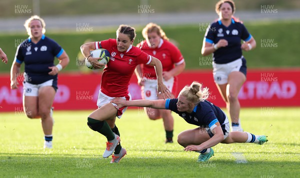 091022 - Wales v Scotland, Women’s Rugby World Cup 2021 Pool A - Jasmine Joyce of Wales breaks away