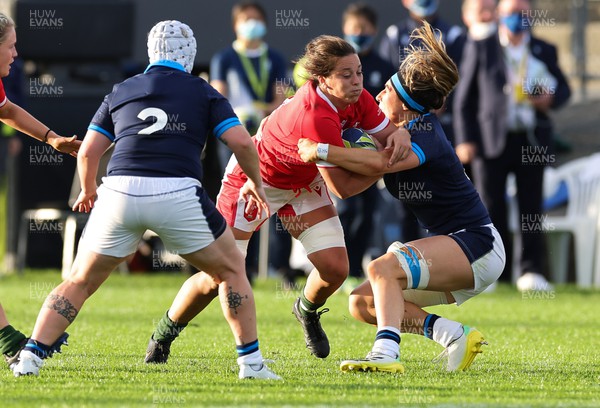 091022 - Wales v Scotland, Women’s Rugby World Cup 2021 Pool A - Sioned Harries of Wales charges forward