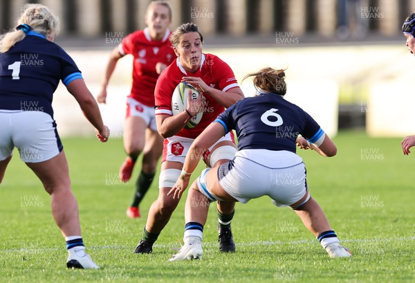 091022 - Wales v Scotland, Women’s Rugby World Cup 2021 Pool A - Sioned Harries of Wales takes on Rachel Malcolm of Scotland