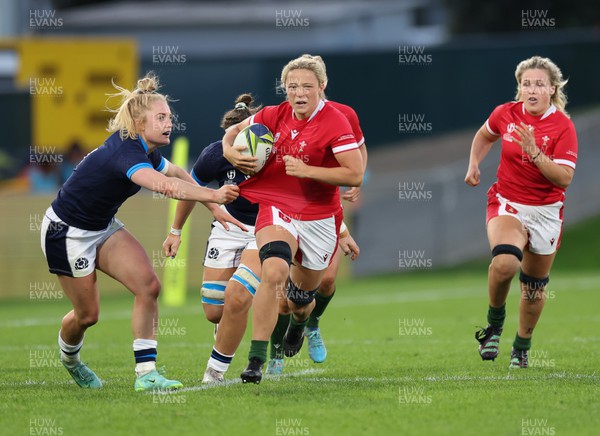 091022 - Wales v Scotland, Women’s Rugby World Cup 2021 Pool A - Alisha Butchers of Wales breaks away