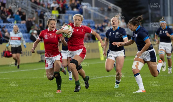 091022 - Wales v Scotland, Women’s Rugby World Cup 2021 Pool A - Alisha Butchers of Wales breaks away