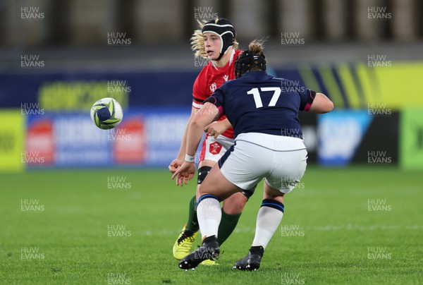 091022 - Wales v Scotland, Women’s Rugby World Cup 2021 Pool A - Bethan Lewis of Wales takes on Leah Bartlett of Scotland