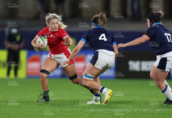 091022 - Wales v Scotland, Women’s Rugby World Cup 2021 Pool A - Alex Callender of Wales takes on Emma Wassell of Scotland