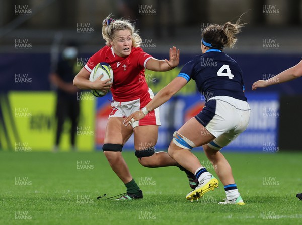 091022 - Wales v Scotland, Women’s Rugby World Cup 2021 Pool A - Alex Callender of Wales takes on Emma Wassell of Scotland