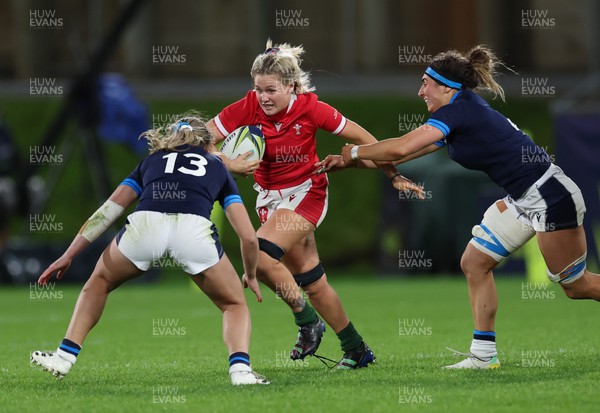 091022 - Wales v Scotland, Women’s Rugby World Cup 2021 Pool A - Alex Callender of Wales takes on Emma Wassell of Scotland and Hannah Smith of Scotland