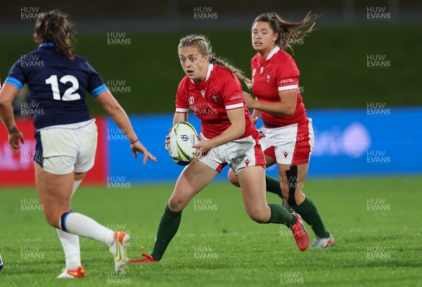 091022 - Wales v Scotland, Women’s Rugby World Cup 2021 Pool A - Hannah Jones of Wales takes on Lisa Thomson of Scotland