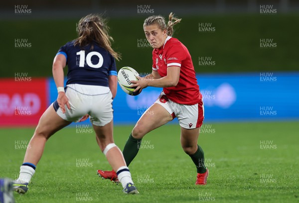 091022 - Wales v Scotland, Women’s Rugby World Cup 2021 Pool A - Hannah Jones of Wales takes on Helen Nelson of Scotland