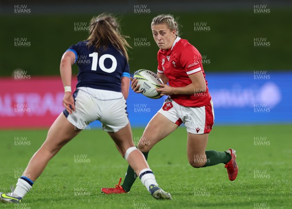 091022 - Wales v Scotland, Women’s Rugby World Cup 2021 Pool A - Hannah Jones of Wales takes on Helen Nelson of Scotland