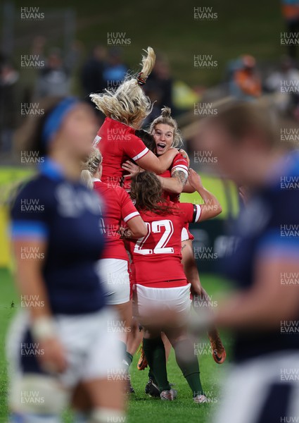 091022 - Wales v Scotland, Women’s Rugby World Cup 2021 Pool A - Keira Bevan of Wales celebrates her winning kick with team mates as the final whistle blows