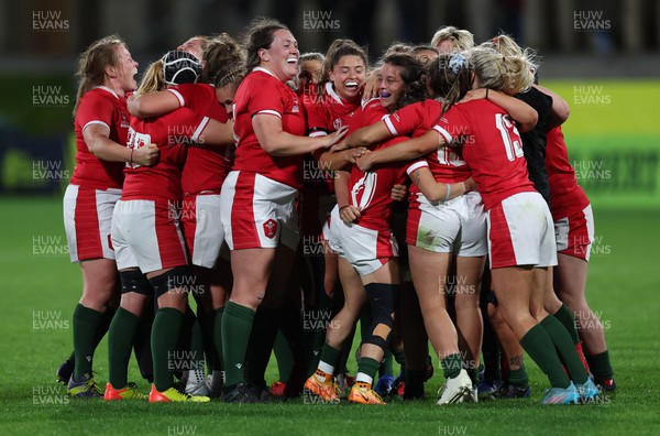 091022 - Wales v Scotland, Women’s Rugby World Cup 2021 Pool A - Wales players celebrate the last gasp win as the final whistle blows