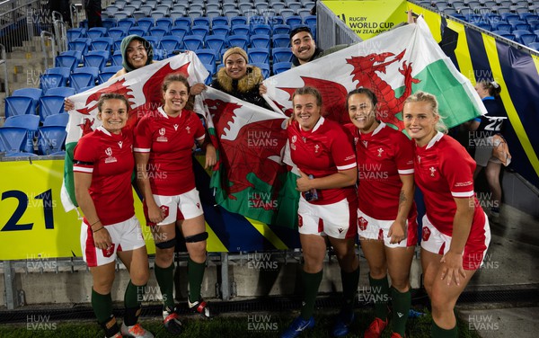 091022 - Wales v Scotland, Women’s Rugby World Cup 2021 Pool A - Wales supporters celebrate the win with Jasmine Joyce of Wales, Natalia John of Wales, Carys Phillips of Wales, Ffion Lewis of Wales and Megan Webb of Wales