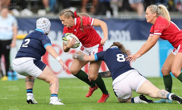 091022 - Wales v Scotland, Women’s Rugby World Cup 2021 Pool A - Hannah Jones of Wales takes on Jade Konkel-Roberts of Scotland and Lana Skeldon of Scotland