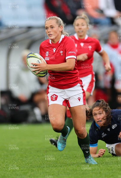 091022 - Wales v Scotland, Women’s Rugby World Cup 2021 Pool A - Megan Webb of Wales breaks away