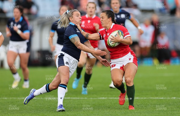 091022 - Wales v Scotland, Women’s Rugby World Cup 2021 Pool A - Ffion Lewis of Wales holds off Chloe Rollie of Scotland