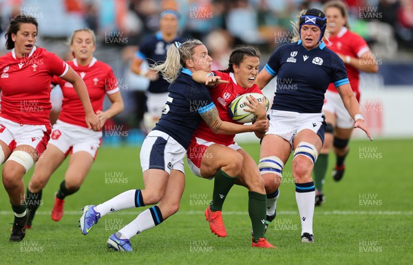 091022 - Wales v Scotland, Women’s Rugby World Cup 2021 Pool A - Ffion Lewis of Wales holds off Chloe Rollie of Scotland