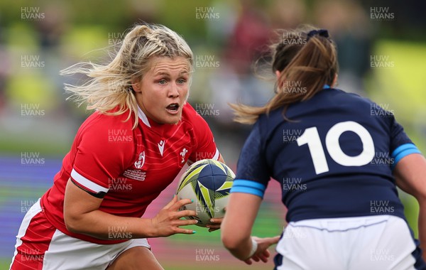091022 - Wales v Scotland, Women’s Rugby World Cup 2021 Pool A - Alex Callender of Wales takes on Helen Nelson of Scotland