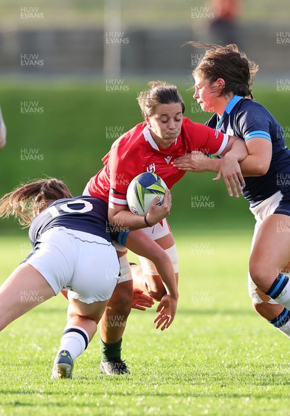 091022 - Wales v Scotland, Women’s Rugby World Cup 2021 Pool A - Sioned Harries of Wales charges forward