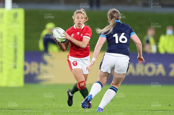 091022 - Wales v Scotland, Women’s Rugby World Cup 2021 Pool A - Elinor Snowsill of Wales takes on Jodie Rettie of Scotland