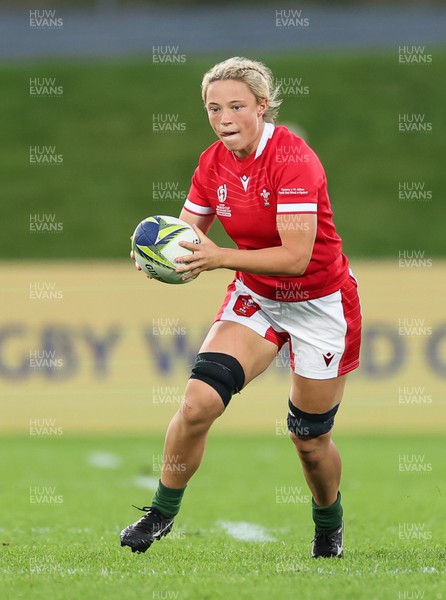 091022 - Wales v Scotland, Women’s Rugby World Cup 2021 Pool A - Alisha Butchers of Wales