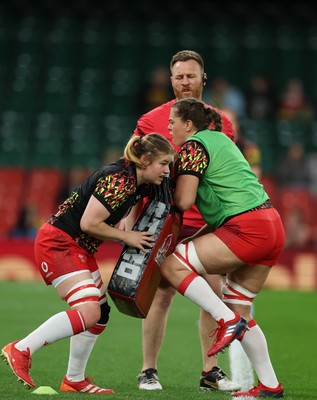 110426 - Wales v Scotland, Guinness Women’s 6 Nations - The Wales team during warm up