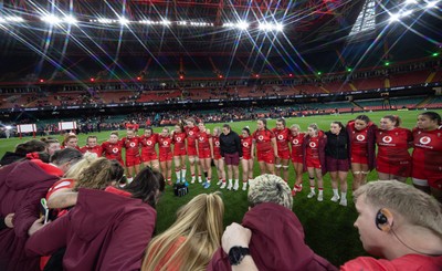 110426 - Wales v Scotland, Guinness Women’s 6 Nations - The Wales team huddle up at the end of the match