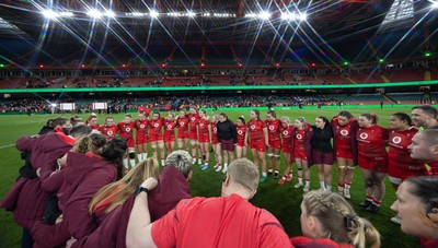 110426 - Wales v Scotland, Guinness Women’s 6 Nations - The Wales team huddle up at the end of the match