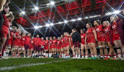 110426 - Wales v Scotland, Guinness Women’s 6 Nations - The Wales team huddle up at the end of the match
