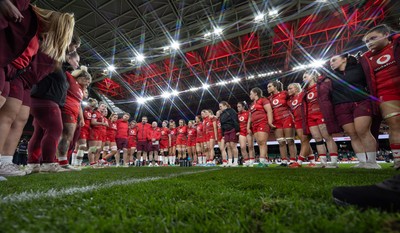 110426 - Wales v Scotland, Guinness Women’s 6 Nations - The Wales team huddle up at the end of the match