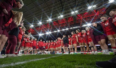 110426 - Wales v Scotland, Guinness Women’s 6 Nations - The Wales team huddle up at the end of the match