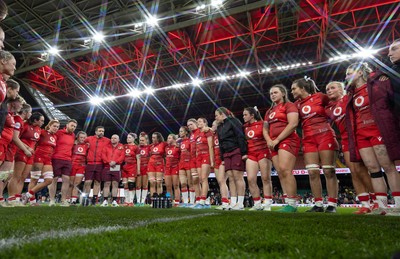 110426 - Wales v Scotland, Guinness Women’s 6 Nations - The Wales team huddle up at the end of the match