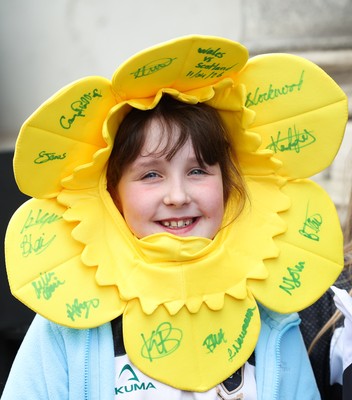 110426 - Wales v Scotland, Guinness Women’s 6 Nations - Wales players are greeted by fans as they leave the hotel for the stadium