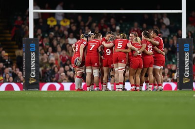 110426 - Wales v Scotland, Guinness Women’s 6 Nations - The Wales team huddle up at the start of the match