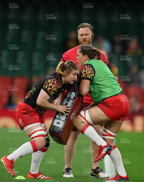 110426 - Wales v Scotland, Guinness Women’s 6 Nations - The Wales team during warm up