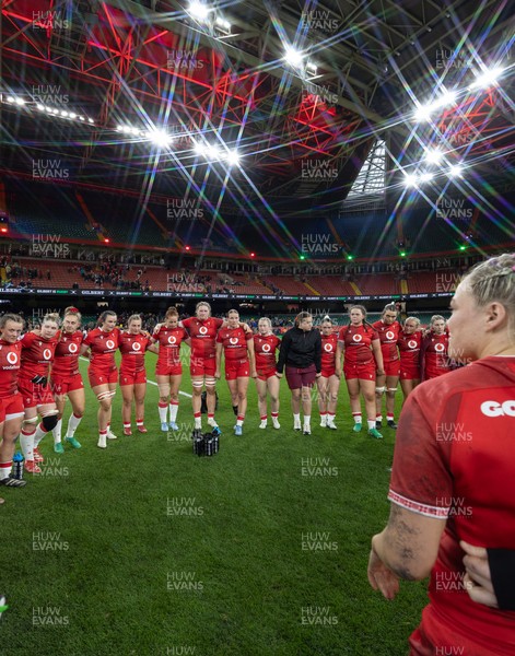 110426 - Wales v Scotland, Guinness Women’s 6 Nations - The Wales team huddle up at the end of the match