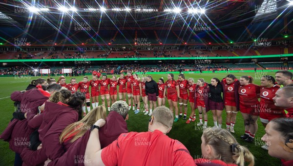 110426 - Wales v Scotland, Guinness Women’s 6 Nations - The Wales team huddle up at the end of the match