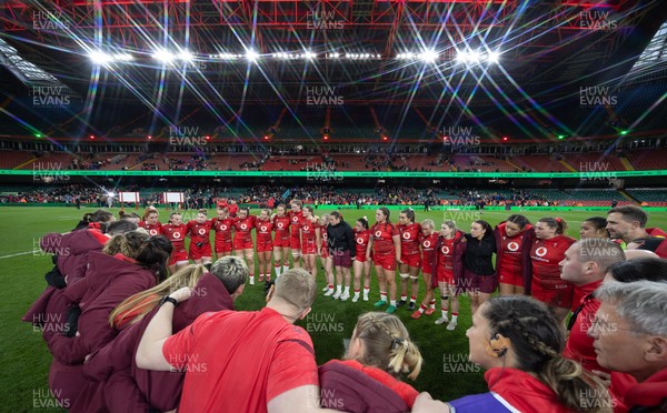 110426 - Wales v Scotland, Guinness Women’s 6 Nations - The Wales team huddle up at the end of the match