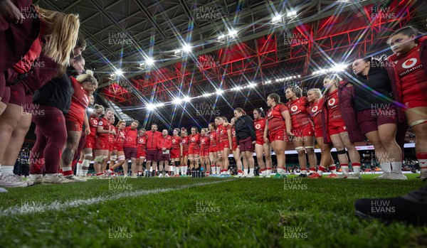 110426 - Wales v Scotland, Guinness Women’s 6 Nations - The Wales team huddle up at the end of the match