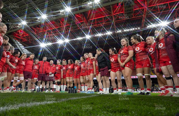 110426 - Wales v Scotland, Guinness Women’s 6 Nations - The Wales team huddle up at the end of the match