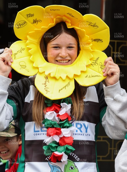 110426 - Wales v Scotland, Guinness Women’s 6 Nations - Wales players are greeted by fans as they leave the hotel for the stadium