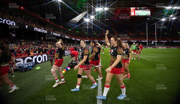 110426 - Wales v Scotland, Guinness Women’s 6 Nations - The team head back to the changing room after warm up