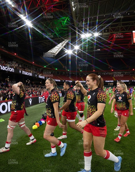 110426 - Wales v Scotland, Guinness Women’s 6 Nations - The team head back to the changing room after warm up