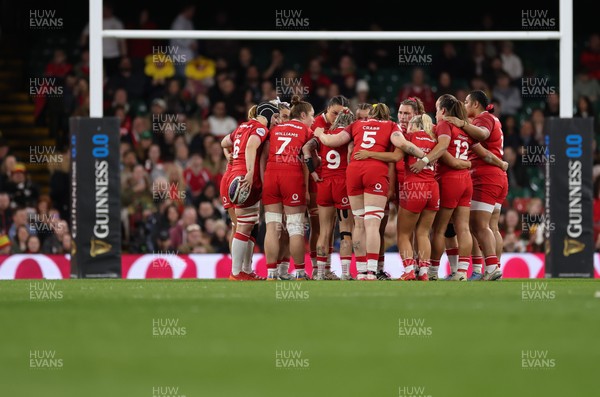 110426 - Wales v Scotland, Guinness Women’s 6 Nations - The Wales team huddle up at the start of the match