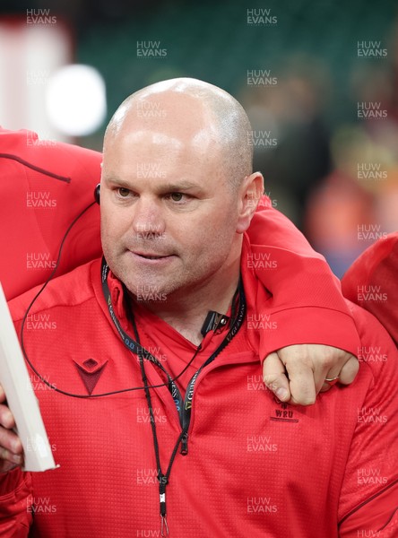 110426 - Wales v Scotland, Guinness Women’s 6 Nations - Sean Lynn, Wales Women head coach speaks to the players at the end of the match