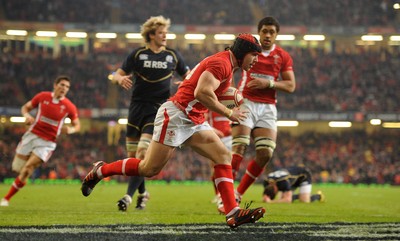 120212 - Wales v Scotland - RBS Six Nations 2012 -Leigh Halfpenny of Wales runs in to score try