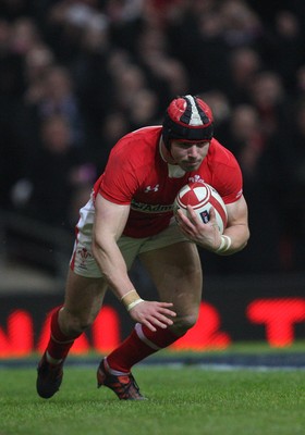 120212 - Wales v Scotland, RBS 6 Nations 2012 -Wales' Leigh Halfpenny races i to score try