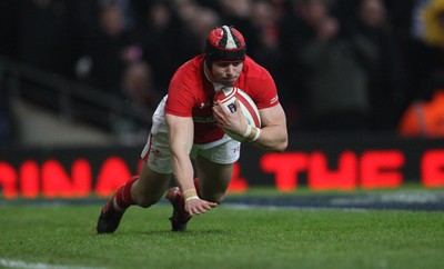 120212 - Wales v Scotland, RBS 6 Nations 2012 -Wales' Leigh Halfpenny races i to score try