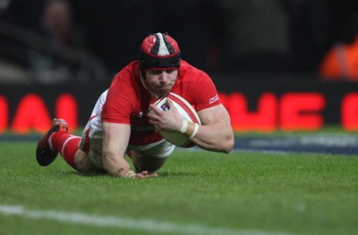 120212 - Wales v Scotland, RBS 6 Nations 2012 -Wales' Leigh Halfpenny races i to score try