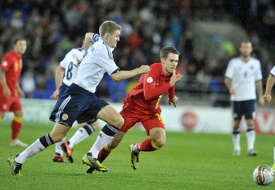121012 - Wales v Scotland - FIFA 2014 World Cup Qualifying Campaign - Darren Fletcher of Scotland, left, and Joe Allen of Wales compete for the ball