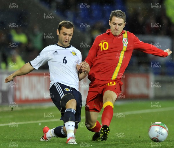 121012 - Wales v Scotland - FIFA 2014 World Cup Qualifying Campaign - Shaun Maloney of Scotland, left, battles for the ball with Aaron Ramsey of Wales